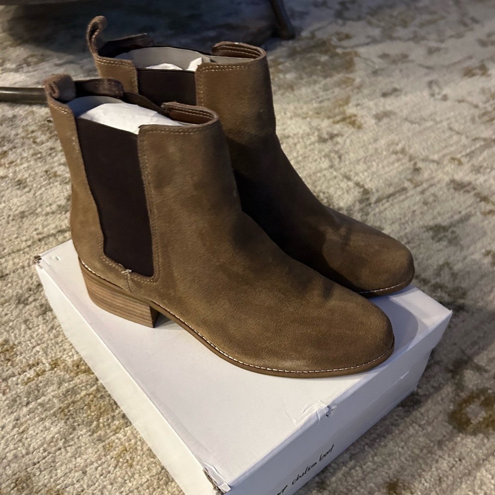 GAP Tan Suede Chelsea Ankle Booties 9.5 NICE